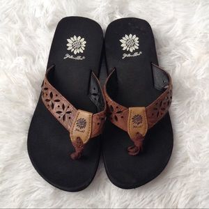 Yellow Box Sunflower brown flip flops size 2